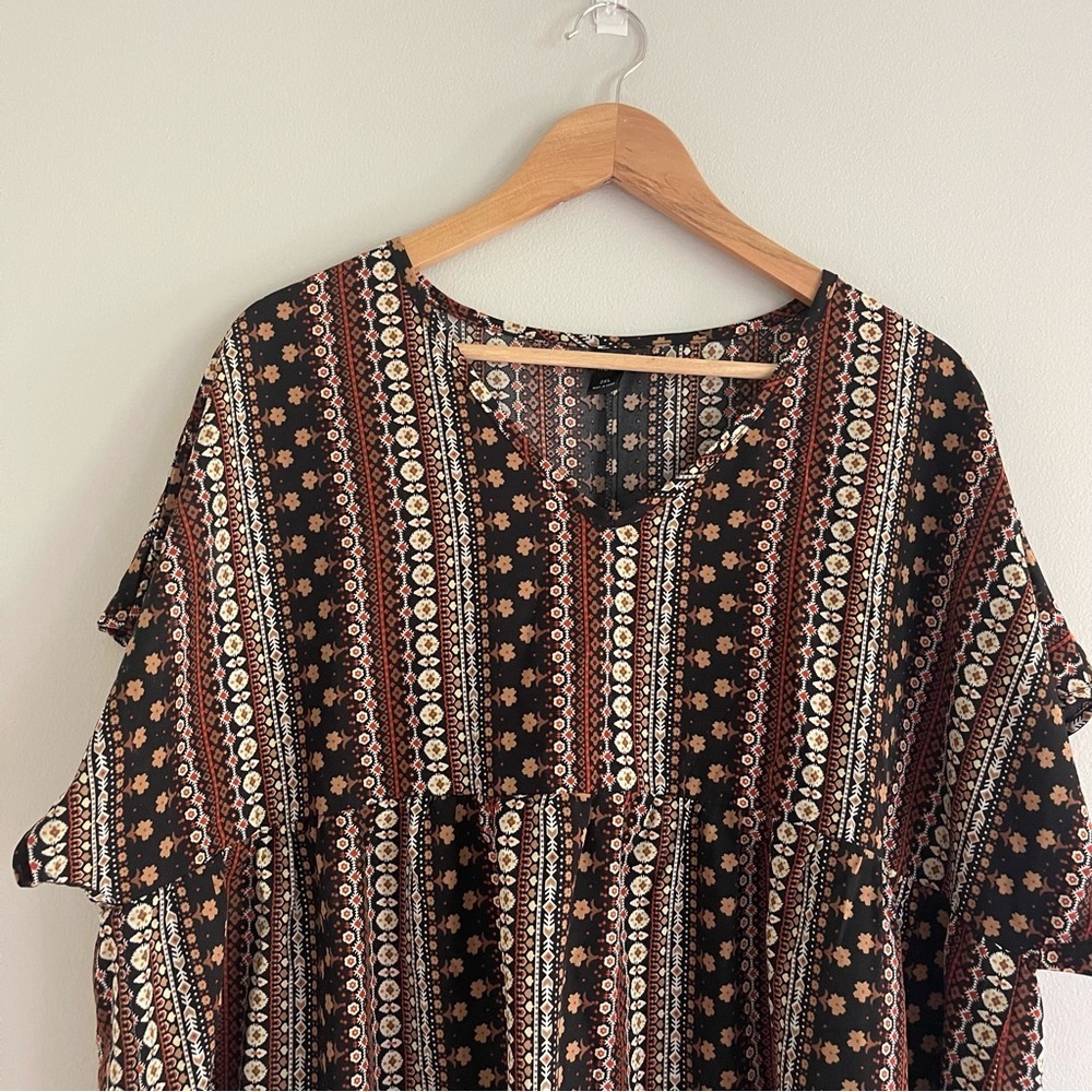 Black and White Ruffled Short Sleeve Blouse - Picture 4 of 10